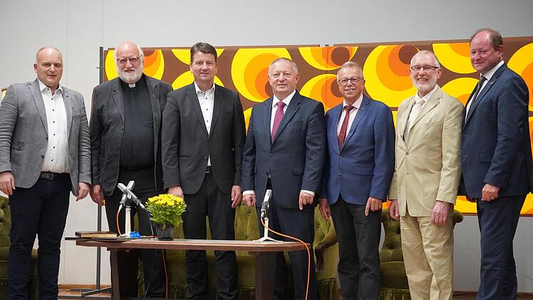 Ehreng&auml;ste vor dem gr&uuml;nen Sofa Foto: Kathrin Kupka-Hahn