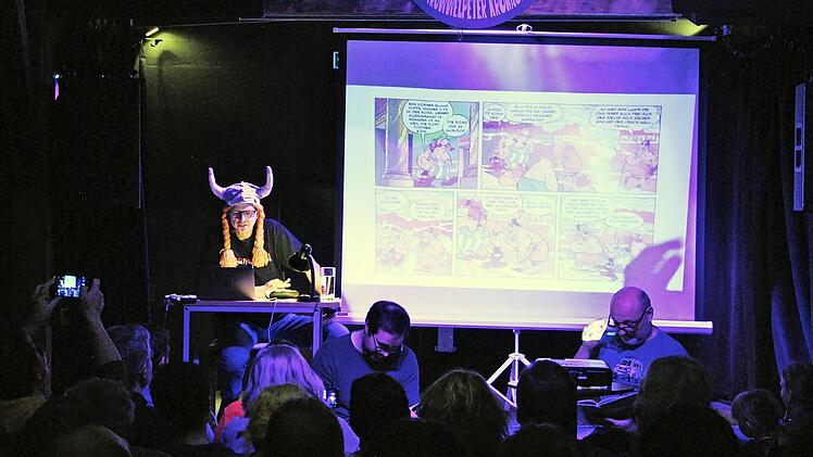 Stilecht mit Gallierhelm las Stefan Eichner alias „Das Eich“ im KulturCafé des Kronacher Jugendzentrums. Thema war Asterix auf Oberfränkisch.