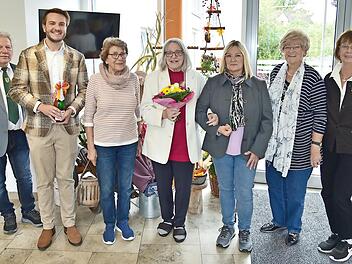 Unser Bild zeigt Evelin Hofmeister (Mitte) im Kreis der Gratulanten.