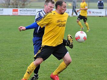 SC Adelsdorf - TV 48 Erlangen II.  Der Adelsdorfer Heiko Geyer versucht, den Ball vor dem Erlanger abzuschirmen, und steuerte zwei Tore zum Sieg seiner Mannschaft bei. Foto: Picturedreams