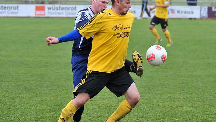 SC Adelsdorf - TV 48 Erlangen II.  Der Adelsdorfer Heiko Geyer versucht, den Ball vor dem Erlanger abzuschirmen, und steuerte zwei Tore zum Sieg seiner Mannschaft bei. Foto: Picturedreams