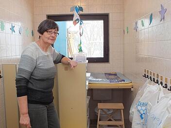 Die Leiterin der Burkardrother Kindertagesstätte, Lilo Frentz, zeigt die jetzige Toilette, die zudem als Wickelraum genutzt wird. Beim Umbau werden die Toiletten entfernt und andernorts neu errichtet. Die jetzigen Toiletten werden zu einem Ausgang umgebaut. Foto: Björn Hein