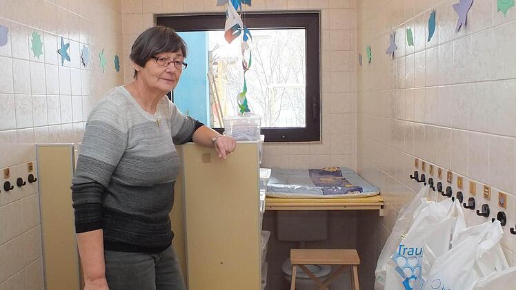 Die Leiterin der Burkardrother Kindertagesstätte, Lilo Frentz, zeigt die jetzige Toilette, die zudem als Wickelraum genutzt wird. Beim Umbau werden die Toiletten entfernt und andernorts neu errichtet. Die jetzigen Toiletten werden zu einem Ausgang umgebaut. Foto: Björn Hein