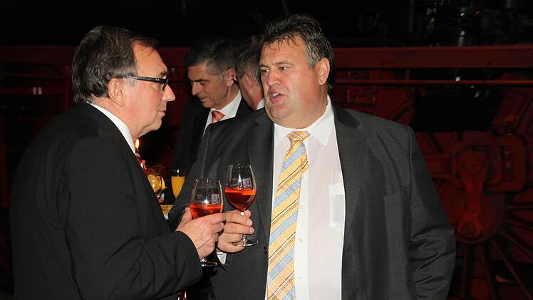 Die Bürgermeister Dieter Schaar (Neudrossenfeld, links) und Gerhard Schneider (Himmelkron) im Gespräch.