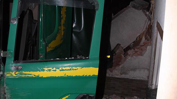 Auf der Bundesstraße 85 zwischen Kronach und Weißenbrunn ist in der Nacht ein Lkw in ein Haus gerutscht. Foto: Corinna Igler