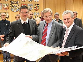 Herbert Rebhan (Mitte), Sachgebietsleiter Naturschutz an der Regierung von Oberfranken, übergab die Managementpläne. Unter anderem an den Kronacher Landrat Oswald Marr (rechts) sowie den stellvertretenden Coburger Landrat Christian Gunsenheimer.  Foto: Friedwald Schedel
