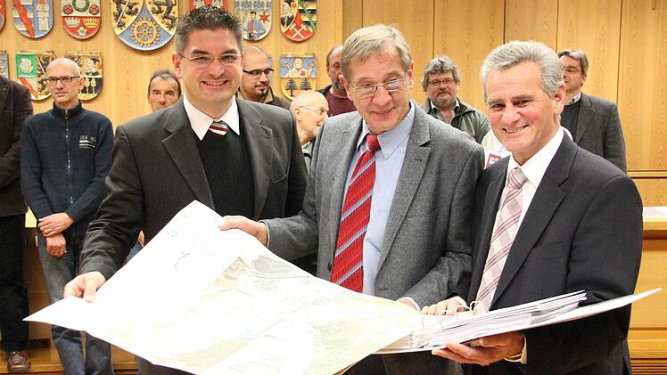 Herbert Rebhan (Mitte), Sachgebietsleiter Naturschutz an der Regierung von Oberfranken, übergab die Managementpläne. Unter anderem an den Kronacher Landrat Oswald Marr (rechts) sowie den stellvertretenden Coburger Landrat Christian Gunsenheimer.  Foto: Friedwald Schedel