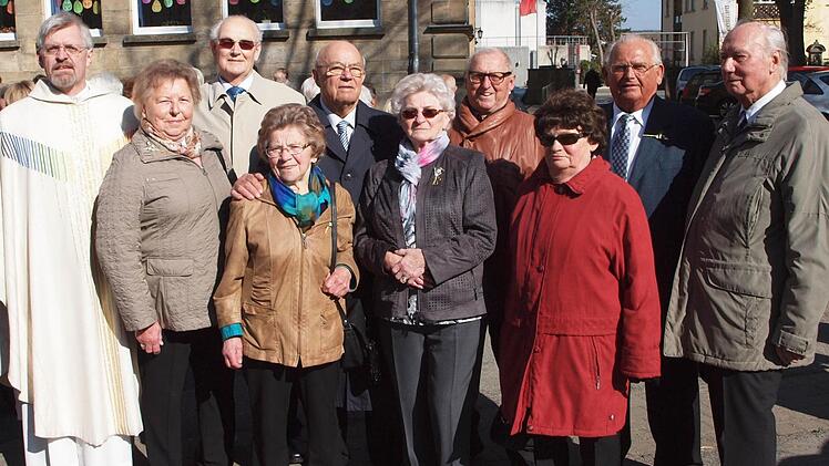 Bereits vor 75 Jahren gingen diese Gläubigen zum ersten Mal zur heiligen Kommunion und feierten deshalb mit Pfarrer Roland Neher den Dankgottesdienst in der Stadtpfarrkirche.