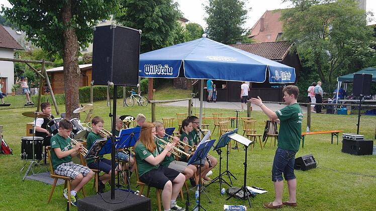 Dirigentin Manuela Möller ließ ihre Bläserklasse "Haubenrocker" rocken. Foto: Stephanie Elm