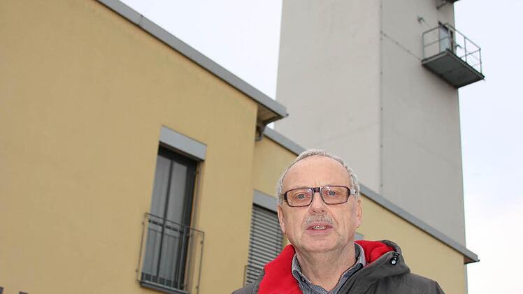 Peter Sell vor dem Turm des neuen Feuerwehrhauses.