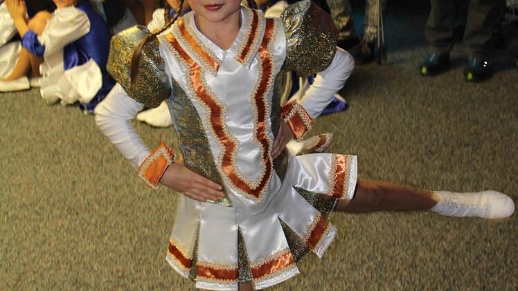 Funkenmariechen Lara Schmitt locker und gar nicht aufgeregt bei ihrem Tanz zur Eröffnung der Faschingssaison in Maroldsweisach. Foto: Helmut Will