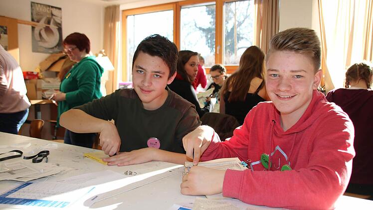 Max und Felix beim Upcycle-Kurs. Foto: Ralf Ruppert