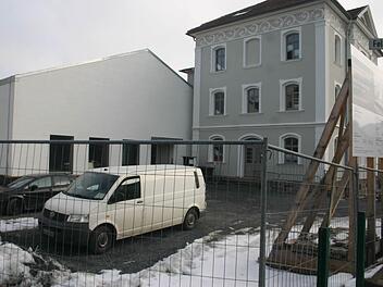 Es fehlt noch das Würdevolle: Erst wenn auch das Außengelände der "Kultur.Werk.Stadt" nicht mehr das Flair einer Baustelle hat, wird der Termin für die offizielle Einweihung samt einem "Tag der offenen Tür" festgelegt.Foto: Martin Rebhan