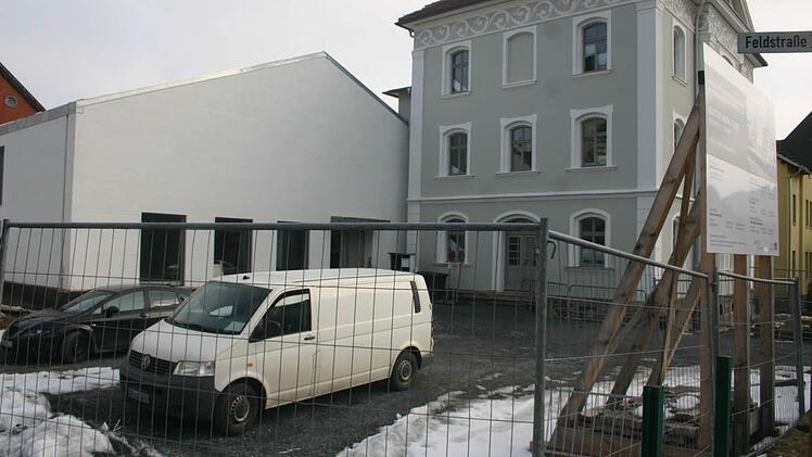 Es fehlt noch das Würdevolle: Erst wenn auch das Außengelände der "Kultur.Werk.Stadt" nicht mehr das Flair einer Baustelle hat, wird der Termin für die offizielle Einweihung samt einem "Tag der offenen Tür" festgelegt.Foto: Martin Rebhan