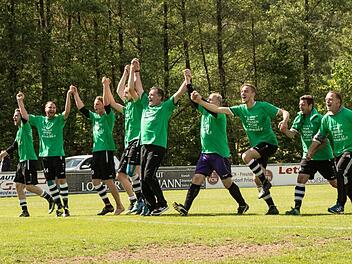 Überschwänglich feierten Spieler, Trainer und Betreuer des SV Friesen nach dem 2:1-Sieg gegen den TSV Mistelbach die Meisterschaft in der Bezirksliga Ost und damit den sofortigen Wiederaufstieg in die Landesliga. Foto: Heinrich Weiß
