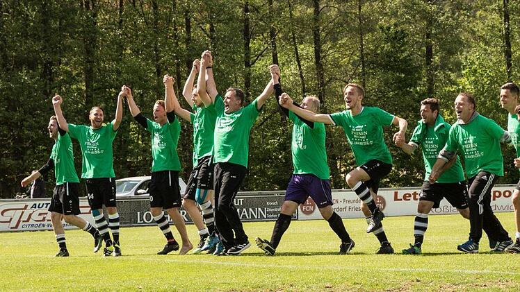 Überschwänglich feierten Spieler, Trainer und Betreuer des SV Friesen nach dem 2:1-Sieg gegen den TSV Mistelbach die Meisterschaft in der Bezirksliga Ost und damit den sofortigen Wiederaufstieg in die Landesliga. Foto: Heinrich Weiß