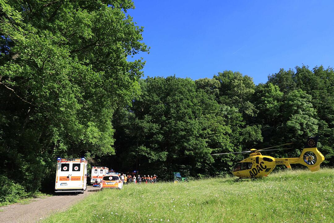 Traktor kippt bei Falkenberg um - 13 Verletzte