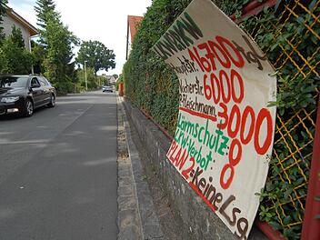 Schon 2012 forderten die Niederndorfer plakativ eine Umgehung, weil die Verkehrsbelastung in der Ortsdurchfahrt und den Seitenstraßen viel zu hoch sei. Jetzt gibt es aber offenbar Irritationen hinsichtlich der Zahlen. Die CSU fordert Aufklärung.  Foto: Bernhard Panzer (Archiv)