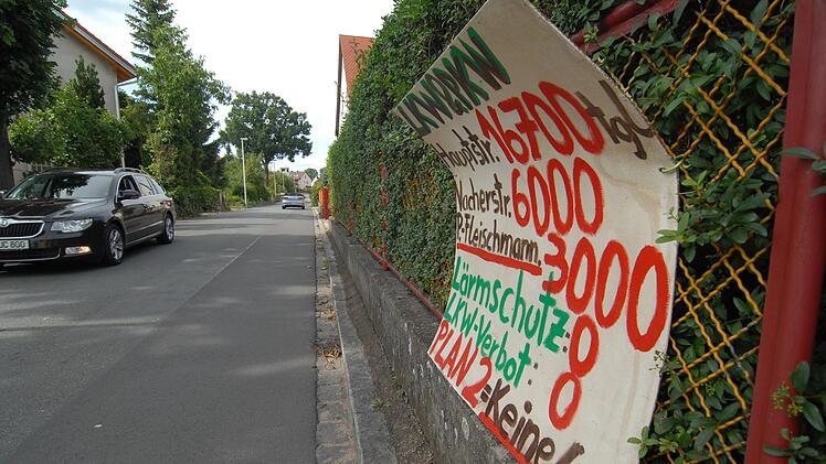 Schon 2012 forderten die Niederndorfer plakativ eine Umgehung, weil die Verkehrsbelastung in der Ortsdurchfahrt und den Seitenstraßen viel zu hoch sei. Jetzt gibt es aber offenbar Irritationen hinsichtlich der Zahlen. Die CSU fordert Aufklärung.  Foto: Bernhard Panzer (Archiv)