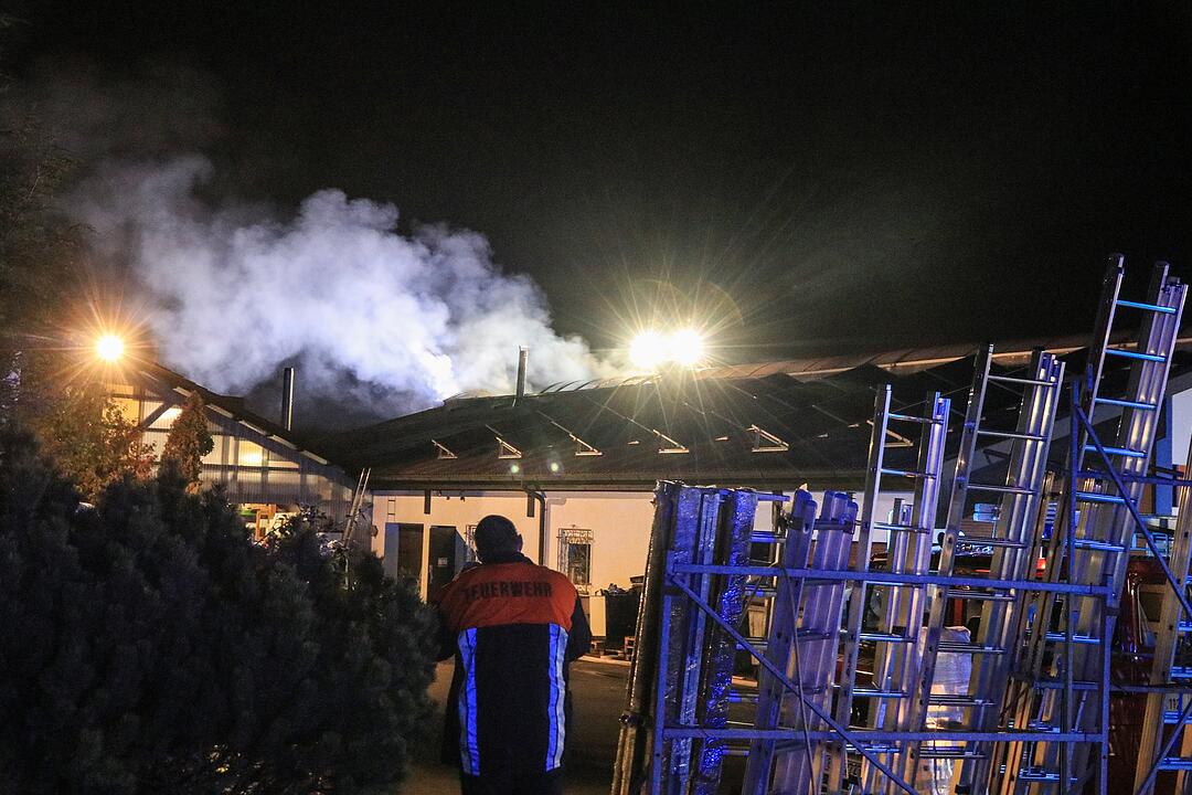 Brand in Elektrofachmarkt fordert Einsatzkräfte