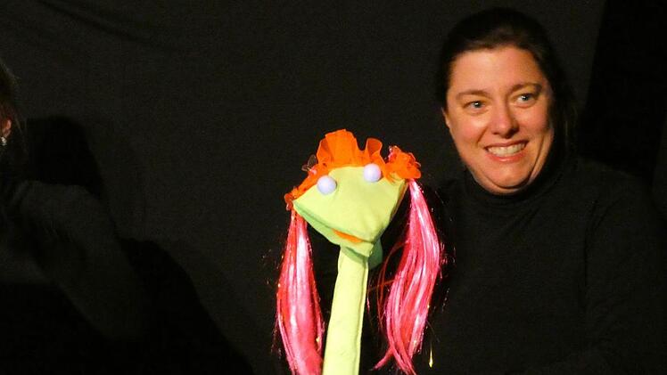 Bei einem Schwarzlichtauftritt lie&szlig;en die "ConCorDivas" (hier Barbara Denninger) die verr&uuml;ckten H&uuml;hner zu Schlagermusik tanzen.