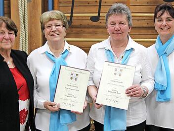 Gruppenvorsitzende Emilie Meier (links) und Zweite Vorsitzende Manuela Pickel (rechts) zeichneten Margarete Kolm (Zweite von links) und Anneliese Rebhahn für 50 Jahre Singen im Chor aus. Foto: Seeger