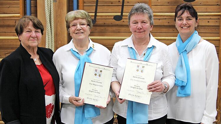 Gruppenvorsitzende Emilie Meier (links) und Zweite Vorsitzende Manuela Pickel (rechts) zeichneten Margarete Kolm (Zweite von links) und Anneliese Rebhahn für 50 Jahre Singen im Chor aus. Foto: Seeger