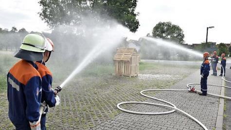 Die jungen Feuerwehrleute zeigten, was sie k&ouml;nnen.  Foto: Gerold Snater