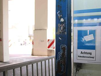 "Achtung Videoüberwachung!" steht auf zahlreichen Schildern, die am Zentralen Omnibus-Bahnhof angebracht worden sind. Fotos: Alexander Hartmann