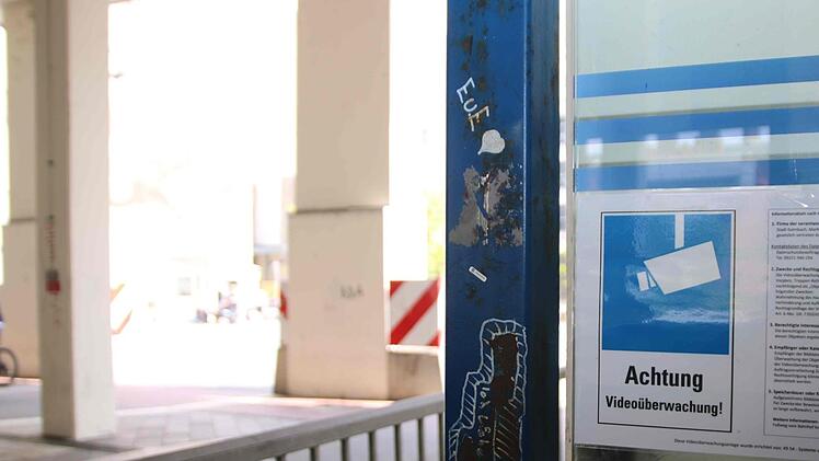 "Achtung Videoüberwachung!" steht auf zahlreichen Schildern, die am Zentralen Omnibus-Bahnhof angebracht worden sind. Fotos: Alexander Hartmann
