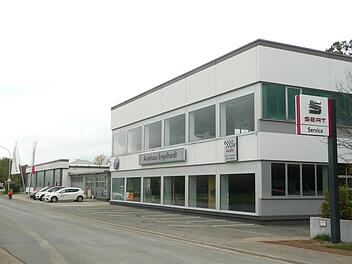 Zwei Autohäuser im Kreis Lichtenfels haben das Ende ihres Geschäftsbetriebs angekündigt, eines davon das Autohaus Engelhardt in Michelau-Schwürbitz. Foto: R. Popp