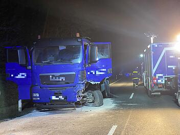 Lastwagen und Auto auf Bundesstra&szlig;e frontal miteinander kollidiert
