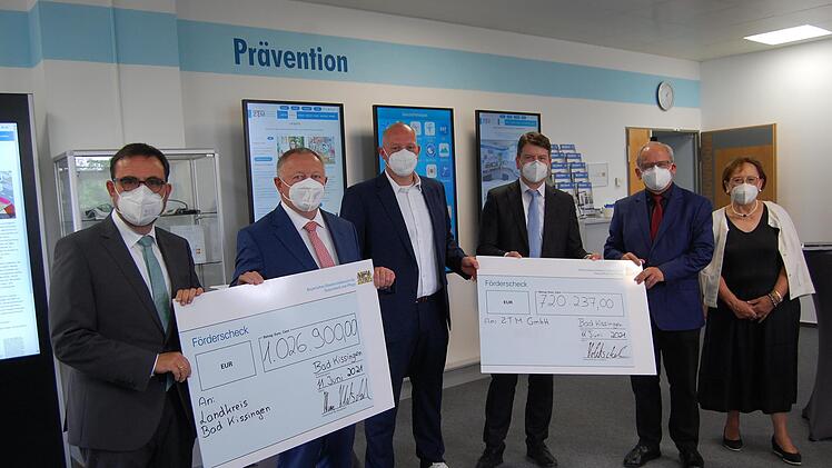 Scheckübergabe im Zentrum für Telemedizin. Von links: Gesundheitsminister Klaus Holetschek, Landrat Thomas Bold, Sebastian Dresbach (Geschäftsführer des ZTM),  Landtagsabgeordneter Sandro Kirchner, Regierungspräsident Eugen Ehmann und Bezirksrätin Karin Renner.