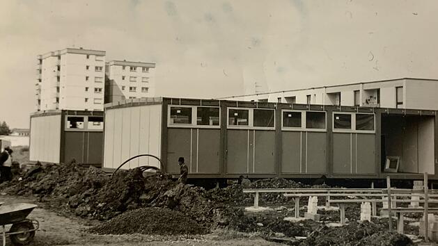 Zwei Jahre nach der eigentlichen Gründung der Fos/Bos begann im September 1973 der Unterricht in den neu gebauten "Pavillons" - eigentlich handelte es sich um Container. Foto: Archiv/Bayerische Rundschau