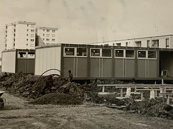 Zwei Jahre nach der eigentlichen Gründung der Fos/Bos begann im September 1973 der Unterricht in den neu gebauten "Pavillons" - eigentlich handelte es sich um Container. Foto: Archiv/Bayerische Rundschau