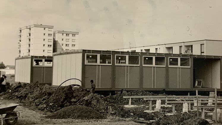 Zwei Jahre nach der eigentlichen Gründung der Fos/Bos begann im September 1973 der Unterricht in den neu gebauten "Pavillons" - eigentlich handelte es sich um Container. Foto: Archiv/Bayerische Rundschau