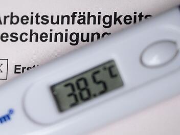 L&auml;nger Krankengeld durch doppelte Krankschreibung? Gericht entscheidet