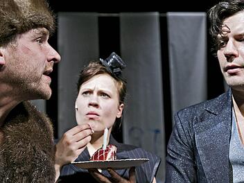 Daniel Seniuk (r.) als Josef K. mit Christian Wiencierc (Onkel Karl) und Anja Thiemann (Direktor-Stellvertreter) Alle Fotos: Jochen Quast