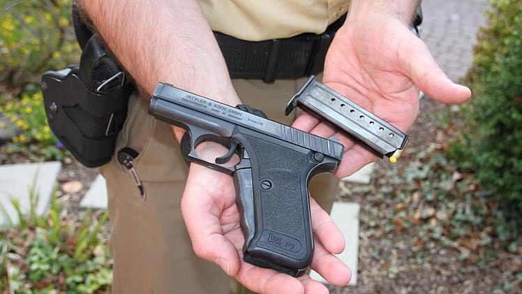 ... und geladen. Hier zeigt Trabert Waffe und Magazin.