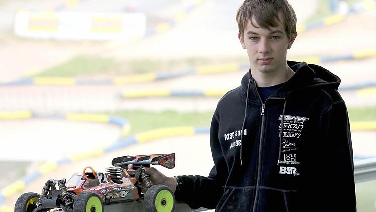 Stolz präsentiert Jonas Bauer (15) seinen Flitzer "Xray Xb8" mit einem "Orcan Motor" (3,5 Kubikmeter, 2,8 PS, 37000 Umdrehungen).