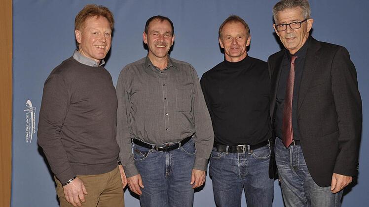 Für 40-jährige Vereinstreue zeichnete TSV-Vorsitzender Egon Göbel (rechts) Klaus Kiesel, Jürgen Kiesel und Reinhold Parussel (von links) aus. Foto: Klopf