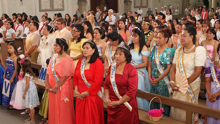 Ein Fest der Frauen: Zum "Santa Cruzan" zeigten sich die Philippinen in ihren Festtagskleidern.