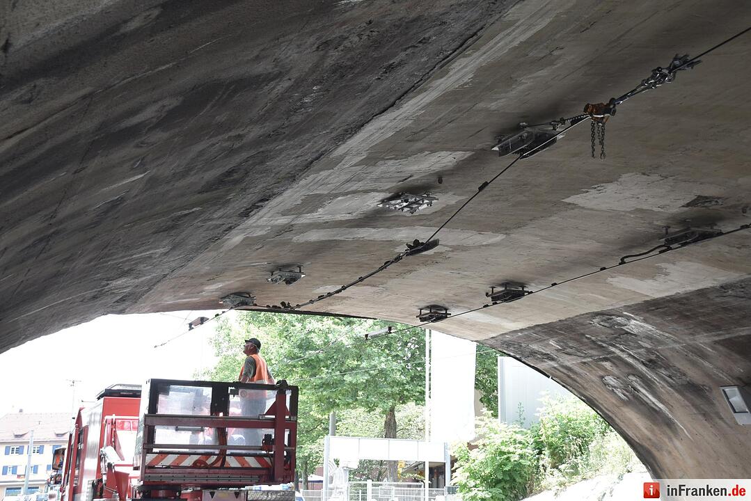 LKW beschädigt Oberleitung von Strassenbahn