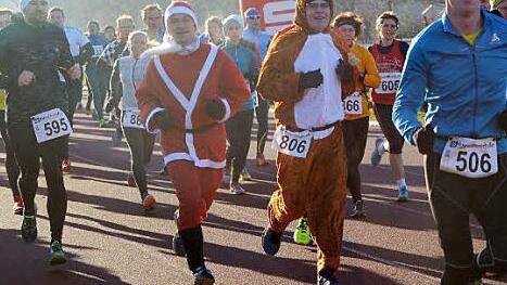 Auch ein Osterhase hatte sich auf der Sportinsel unter die zahlreichen Nikol&auml;use gemischt. Foto: herzopress