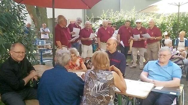 Auch Regionaldekan Martin Emge (l.) feierte mit den Ehrenamtlichen in Forchheim. Foto: Caritas