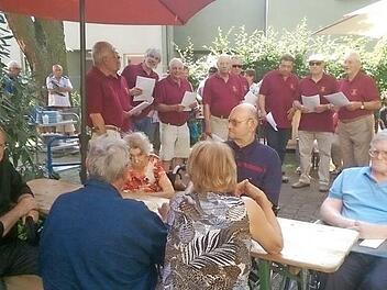 Auch Regionaldekan Martin Emge (l.) feierte mit den Ehrenamtlichen in Forchheim. Foto: Caritas