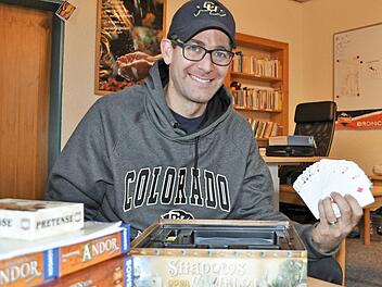 Football, Gesellschaftsspiele und Kartentricks gehören zu den Hobbys von Jeremy Vernon, dem neue CVJM-Jugendsekretär. Foto: Beate Dahinten