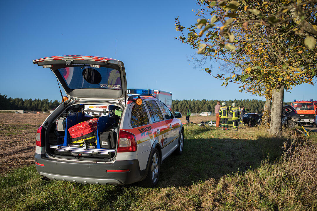 Auto prallt gegen Baum: 18-Jähriger stirbt bei Unfall in Mittelfranken