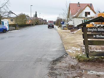 Früher eine Buckelpiste, jetzt eine makellose Fahrbahn, die die Anwohner schon fürchten lässt, dass künftig zu schnell gefahren wird: Die CO 4.