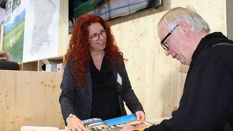 Susanne Kaiser im Gespräch mit Heinz-Otto Kämpf am Stand des Bayerischen Heilbäderverbandes, auf dem Bad Bocklet und Bad Neustadt untergekommen sind.